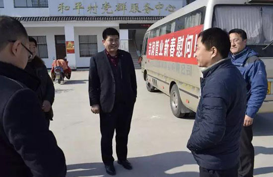 潔潤董事長張榮景到龍河鎮(zhèn)和平村進行新春幫扶慰問